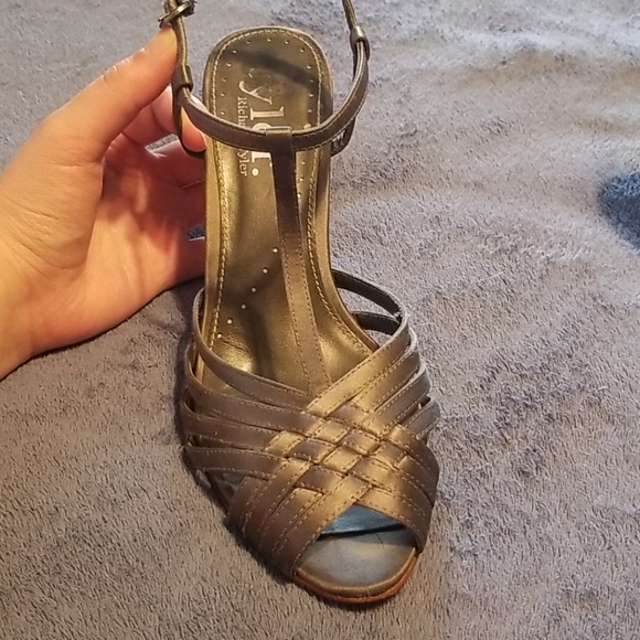 Richard Tyler Pewter T-strap Heels - Picture 4 of 5